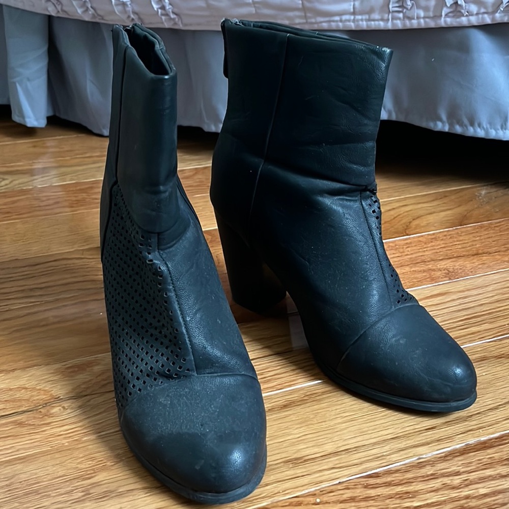 Black heeled boots in 7